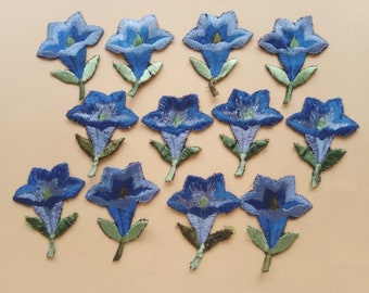 Gestickte Enzian-Blüten, Kleine alte Stick-Applikationen, Vintage Blumen-Stickereien zum Aufnähen