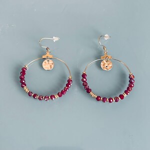 Heishi Kreolen, böhmische Kreolen, goldene kreolische Ohrringe und schwarze Perlen, Damenschmuck, Kreolen, GeschenkSchmuck, Damen Geschenk