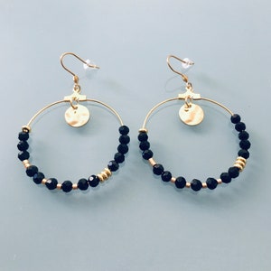 Heishi Kreolen, böhmische Kreolen, goldene kreolische Ohrringe und schwarze Perlen, Damenschmuck, Kreolen, GeschenkSchmuck, Damen Geschenk