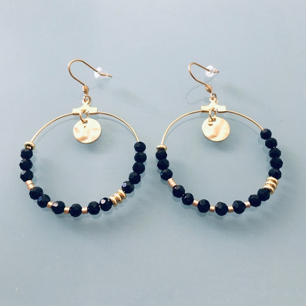 Boucles d'oreilles créoles dorées et perles noires, bijou pour femme, créoles dorées, bijou doré, cadeau de noel, cadeau femme, bijou femme