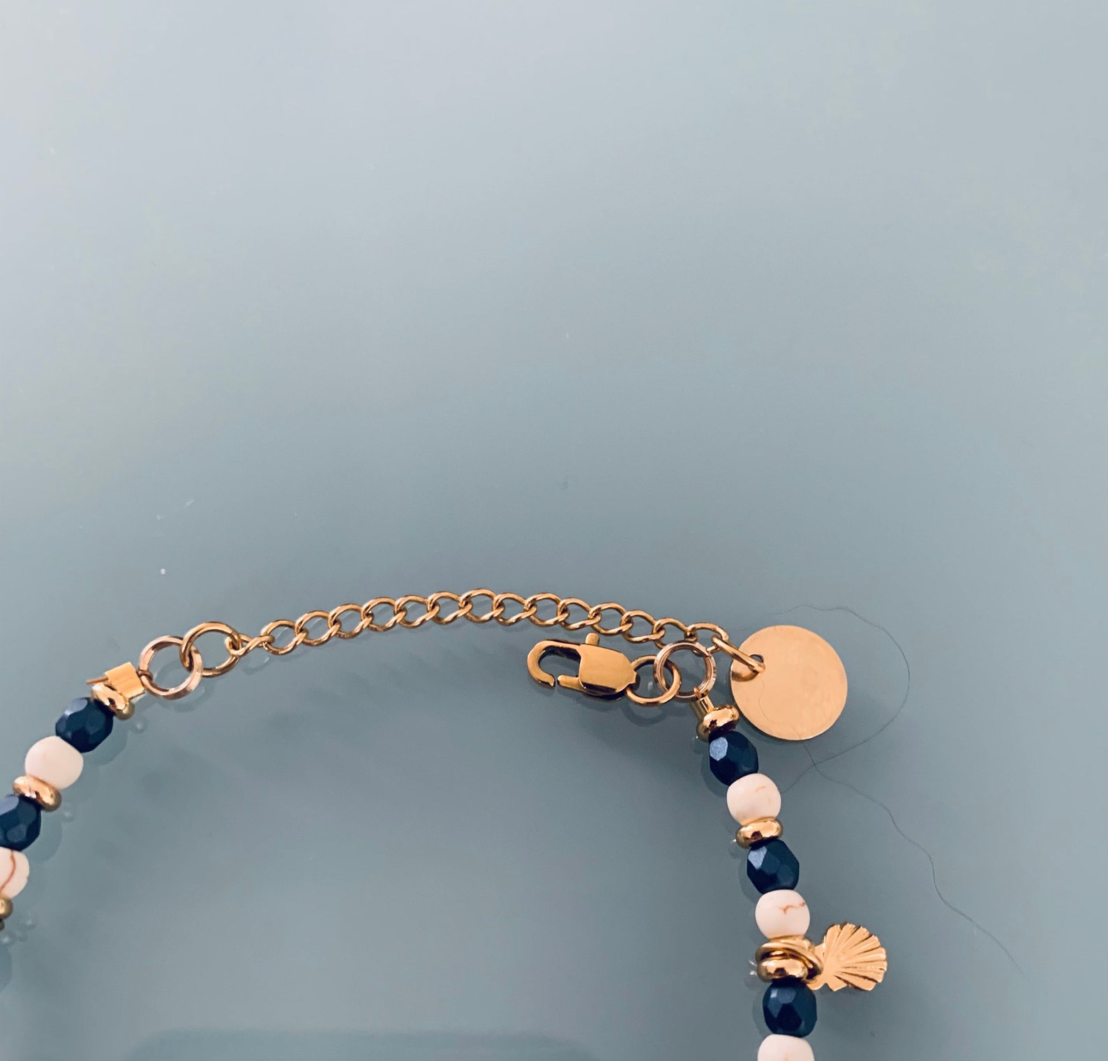 Bracelet Plaqué Or Avec Coquillages Et Perles - Idée Cadeau Bijou - Neuf Avec étiquettes