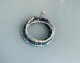 Clovers – 5-strand bracelet or necklace with Indian beads and hematite – Handmade jewelry in 24K gold-plated stainless steel