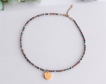 Collier surfeur ras de cou coquelicot en perles, collier doré, idée cadeau, bijou surfeur, collier perles, idée cadeau femme,