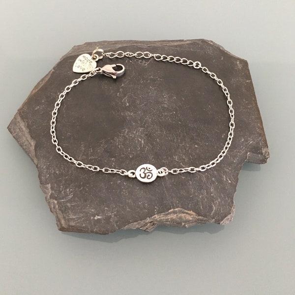 Bracelet Femme gourmette en acier inoxydable avec pendentif om en argent, bracelet zen om,  femme, bijoux cadeaux cadeau de noel