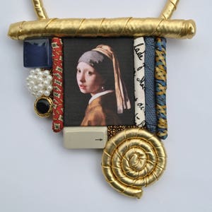 Statement necklace golfrn fsbric medaillon The Girl with Pearl Earring painting exposed at jewellery show (Innocent Luxury)