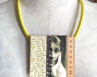 Light green satin choker with medaillon Virginia Woolf