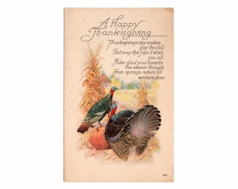 Può includere: Cartolina vintage del Ringraziamento con un'illustrazione di tacchini, una zucca e pannocchie di mais. Il testo recita "A Happy Thanksgiving" con una poesia sulla stagione. La cartolina ha una tonalità seppia.