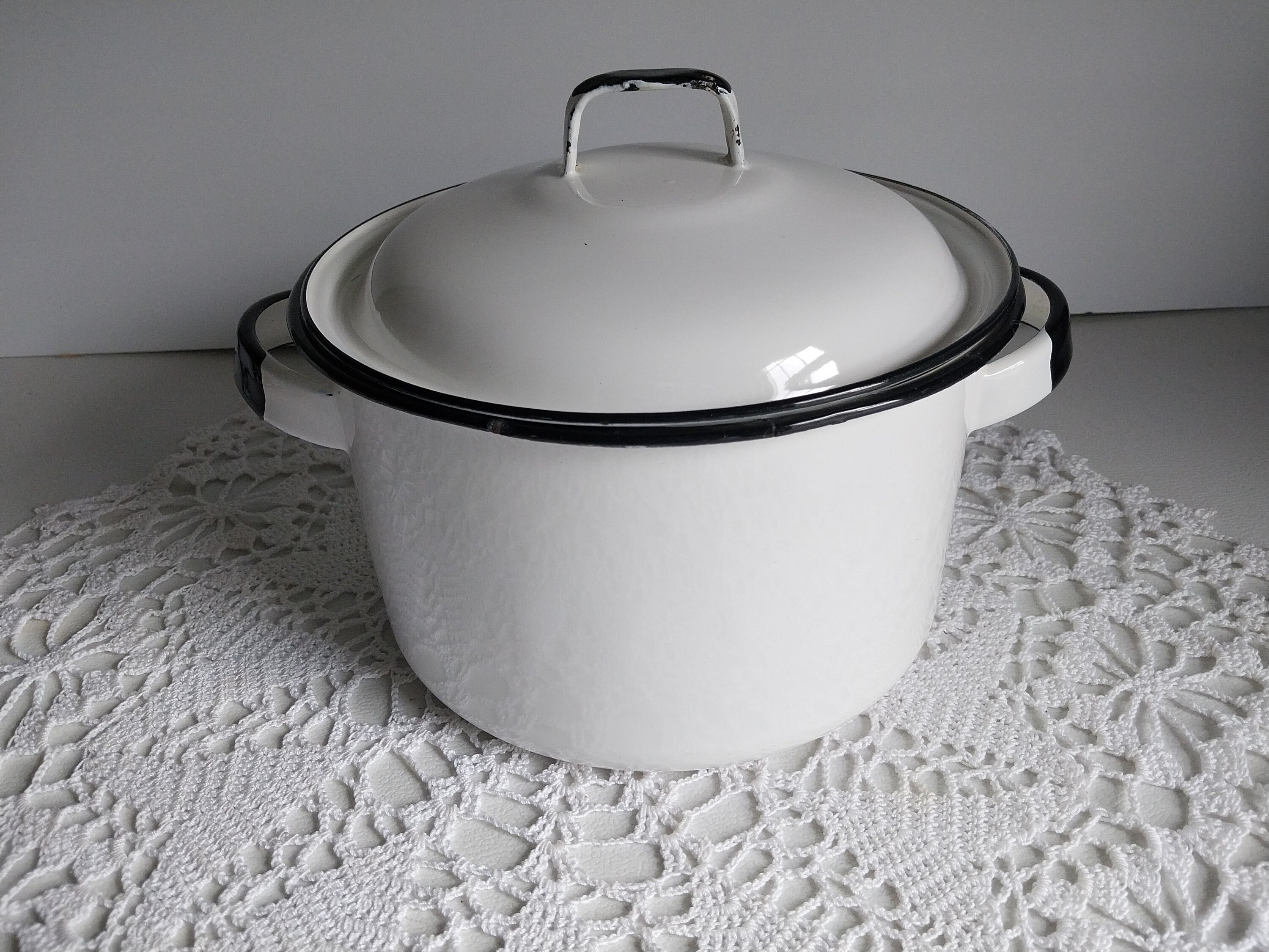 VINTAGE COVERED 10 QUART LARGE WHITE ENAMEL STOCK POT SOUP COOKWARE WITH LID