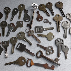 33 Old Vintage and Antique Keys, Skeleton Door Key, Cash Box, Mills Novelty, Car and House Keys, Rusty and Used - 17784b