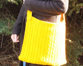 Suéter amarillo de cable y bolso bandolera de franela