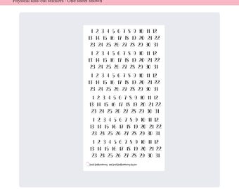 Peut inclure: Une feuille rectangulaire blanche d'autocollants prédécoupés présentant six ensembles identiques de chiffres noirs imprimés de 1 à 31 disposés sur trois rangées. Le bas de la feuille comporte un petit texte indiquant Simple Southern Mommy.