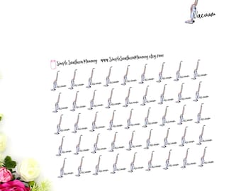 Puede incluir: Una hoja de 48 pegatinas con una ilustración de dibujos animados de una aspiradora. Cada pegatina tiene la palabra "Vacuum" escrita en cursiva junto a la ilustración. Las pegatinas están diseñadas para usar en una agenda o diario.