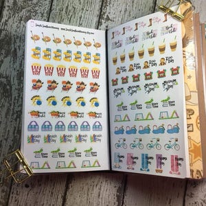 Può includere: Un foglio di adesivi con varie attività, tra cui giornata in spiaggia, giornata allo zoo, giornata al museo, ora della storia, giornata in pigiama e altro ancora. Gli adesivi sono colorati e presentano illustrazioni di bambini che svolgono diverse attività.