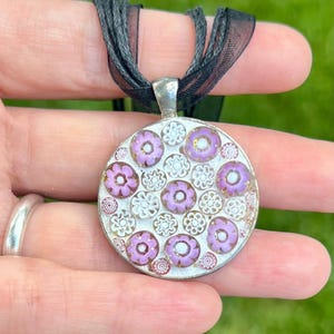 Rosa och vitt blommigt hänge