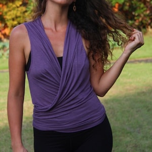 SLEEVELESS WRAP TOP, lightweight open front and tie back blouse