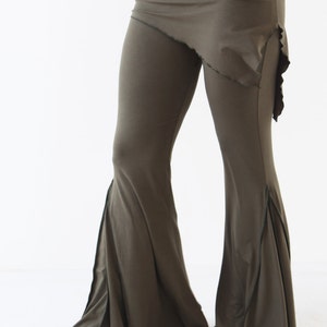 Op de afbeelding: Olijfgroene, uitlopende broek met een bijpassende stoffen band om de taille.
