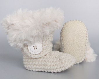Ivory Winter Crochet Baby Booties with Fur and Cream Leather Soft Soles, Knitted Baby Clothes, Beige Crib Shoes (0-3 M 3-6 M 6-12 M 12-18 M)