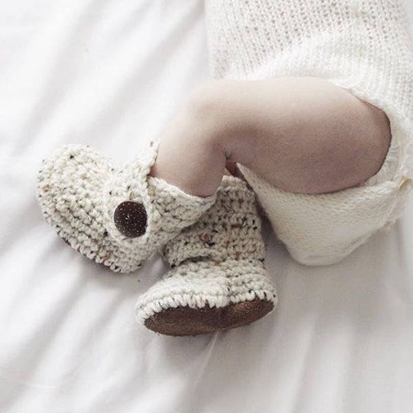 Coming Home Outfit, Gender Neutral Baby Clothes, Ivory Newborn Booties, Cream Unisex Clothing, Crochet Infant Boots, Handmade Baby Shoes