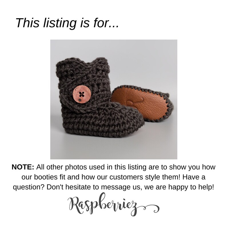 Pode incluir: Um par de sapatinhos de beb&eacute; em crochet cinzento com sola de couro castanho e um bot&atilde;o castanho. Os sapatinhos est&atilde;o sobre um fundo branco.