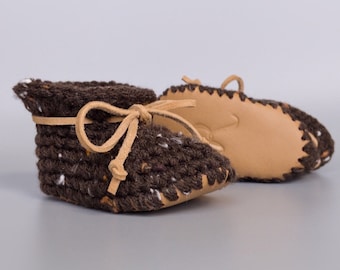 Gender Neutral Brown Fall Baby Shoes, Crochet Baby Booties, Camel Leather Baby Moccs, Spring Coming Home Outfit, Unisex Handmade Baby Gift