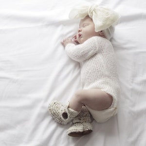 Crochet Baby Booties, Neutral Infant Boots, Ivory Baby Shoes, Suede Crib Shoes, Gender Reveal Gift, Brown Knit Booty, Unisex Baby Clothes bild 10