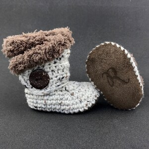 Crochet Baby Booties, Neutral Infant Boots, Ivory Baby Shoes, Suede Crib Shoes, Gender Reveal Gift, Brown Knit Booty, Unisex Baby Clothes bild 4