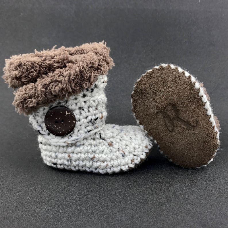 Crochet Baby Booties, Neutral Infant Boots, Ivory Baby Shoes, Suede Crib Shoes, Gender Reveal Gift, Brown Knit Booty, Unisex Baby Clothes bild 4