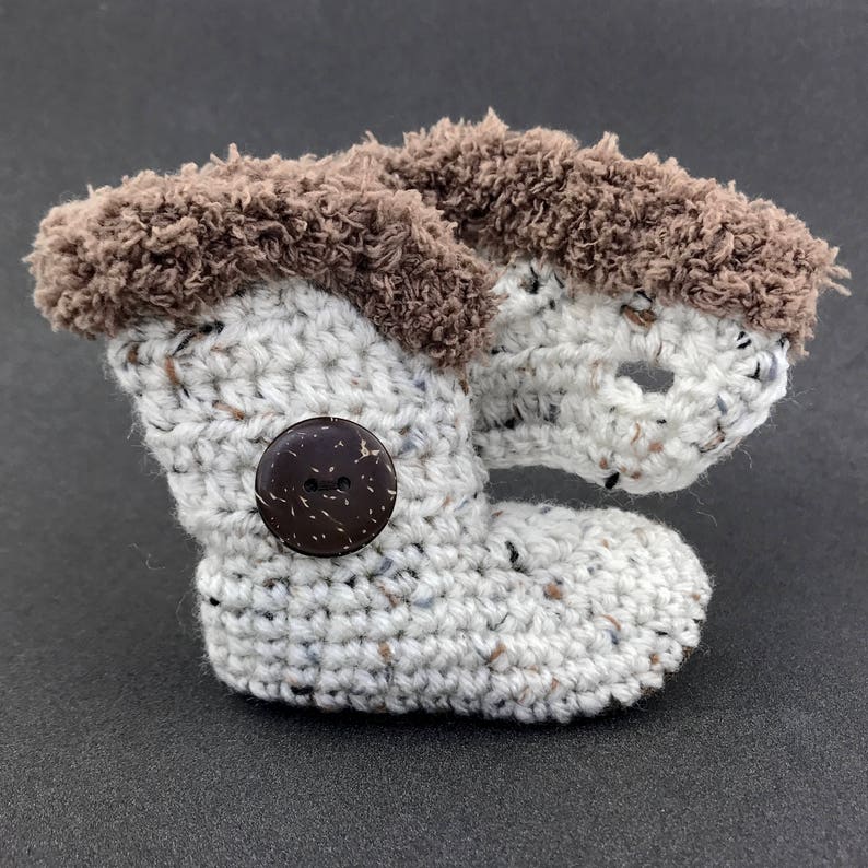 Crochet Baby Booties, Neutral Infant Boots, Ivory Baby Shoes, Suede Crib Shoes, Gender Reveal Gift, Brown Knit Booty, Unisex Baby Clothes bild 5