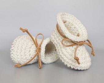 Gender Neutral Cream Summer Baby Shoes, Crochet Baby Booties, Beige Leather Baby Moccs, Spring Coming Home Outfit, Unisex Handmade Baby Gift