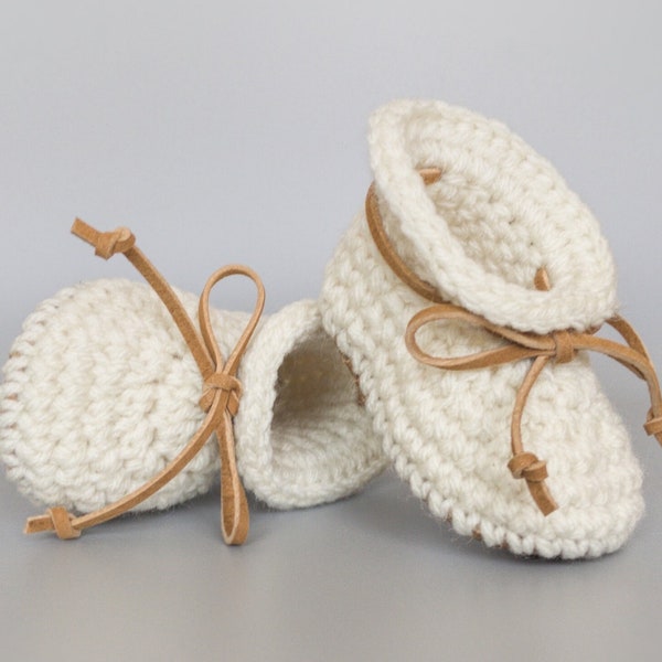 Gender Neutral Cream Summer Baby Shoes, Crochet Baby Booties, Beige Leather Baby Moccs, Spring Coming Home Outfit, Unisex Handmade Baby Gift