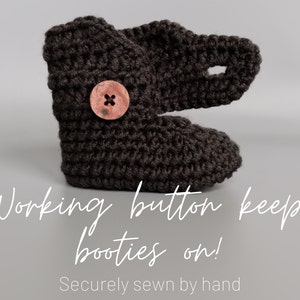 Charcoal Crib Shoes for Boy, Slate Gray Knit Booties, Crochet Baby Shoes, Brown Soft Soles, Unisex Newborn Outfit, Gender Neutral Present imagem 3