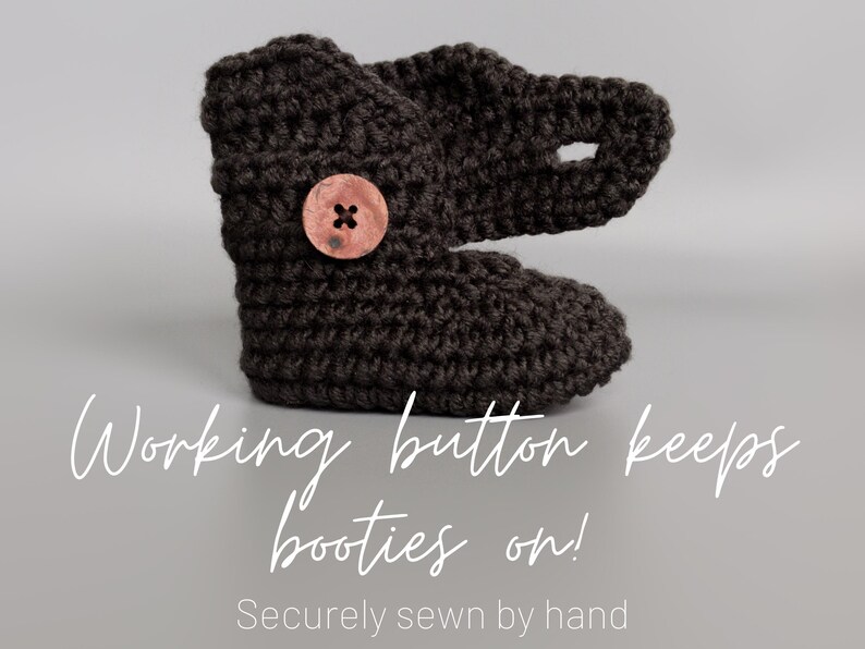Charcoal Crib Shoes for Boy, Slate Gray Knit Booties, Crochet Baby Shoes, Brown Soft Soles, Unisex Newborn Outfit, Gender Neutral Present imagem 3