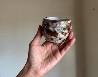 Taza de espresso de cerámica hecha a mano, vaso de chupito, taza doble, taza con diseño en espiral en tonos tierra.
