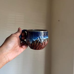 Handgefertigte Keramik Tasse, Cappuccinotasse, Eisen rot und tiefblau, Tropfglasur