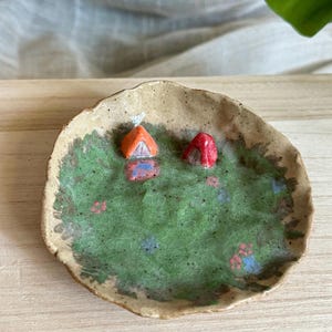Ceramiczny talerz na drobiazgi Meadow Campsite, ręcznie robiony gliniany talerz na pierścionki, ceramiczny stojak na biżuterię, tacka na drobiazgi dla miłośników natury