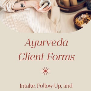 Op de afbeelding: De afbeelding toont de tekst "Ayurveda Client Forms" met de subtekst "Intake, Follow-Up, and Practitioner Note-Taking Forms." Een persoon houdt een vijzel en stamper vast, met andere items op een dienblad en in een kom.