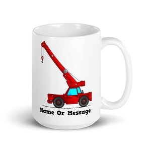 Könnte beinhalten: Weiße Keramik-Tasse mit einem roten Cartoon-Kran mit blauem Fenster. Der Kran hat schwarze Räder und einen Haken. Der Text "Name Or Message" ist unten auf der Tasse in Schwarz aufgedruckt.