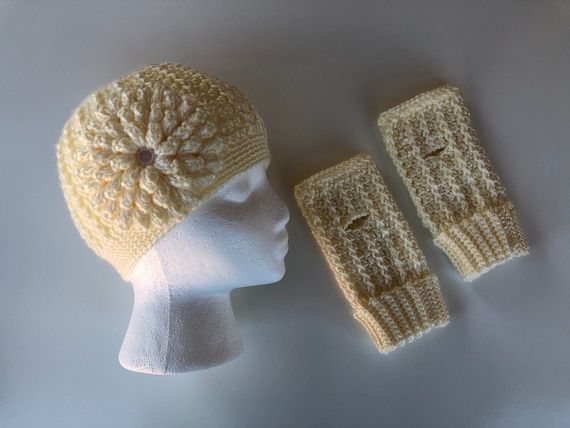 かぎ針編みの帽子と指なし手袋のセット：花柄の手編みビーニー - Etsy 日本