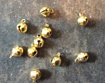 Pack of 10 Gold Tone 3D Acorn Charms 14mm x 9mm