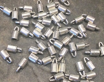 CLEARANCE Leder Endkappen in antikem Silber-Finish Passend für bis zu 2,5mm Kordel, 10er Pack 9mm Kordel Endkappen mit Schlaufe