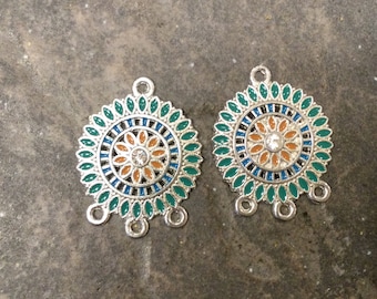 Formas de aretes tipo candelabro de filigrana redonda con detalles en esmalte de color otoñal y detalles de diamantes de imitación Paquete de 2 piezas