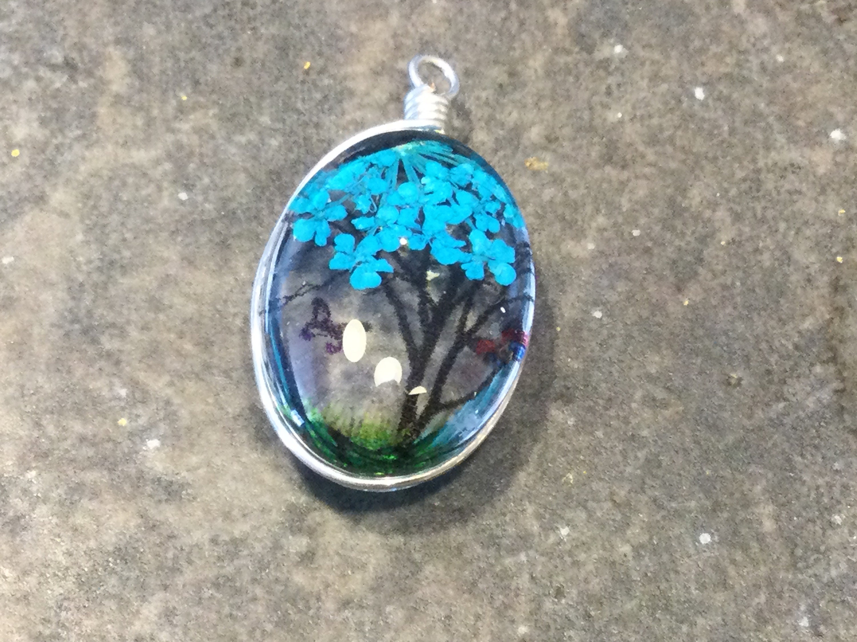 Glass pendant deals with flower inside