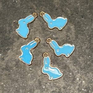 Blaue Osterhase Charms Paket von 5 Licht gold Charme mit Emaille Detail Frühling Charme Ostern Charme