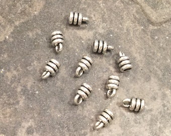 以下が含まれることがあります： ジュエリー作りのための銀色の金属製エンドキャップ10個。エンドキャップは円筒形で、ねじれたデザインになっています。