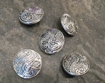 Zilveren knopen met reliëf voor sieraden en kleding. Pakket van 5 sierlijke knopen