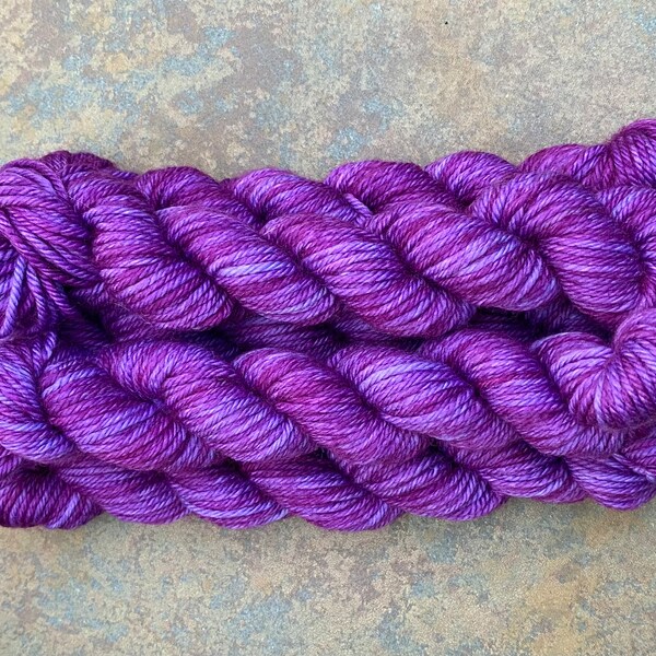 Handgefärbter 20g-Mini Strang „Grape Jam“, perfekt für Colorwork und kleinere Projekte, 85 SWM/15 Nylon, Luxusmischung extrafeines Merino