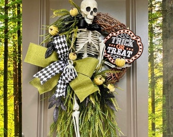 Skeleton wreath, Halloween wreath for Front Door, Scary Halloween Decor, Halloween Door Hanger, Greenery Wreath, Fall Wreaths, Decorations
