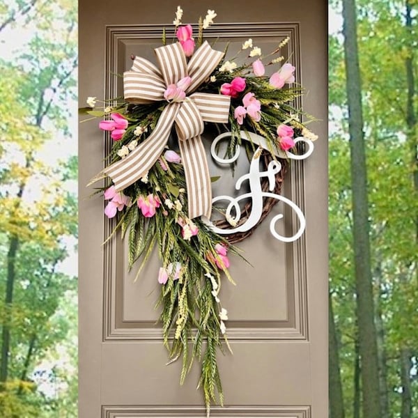 Corona de tulipanes primaverales: decoración rústica para puerta, opción de monograma
