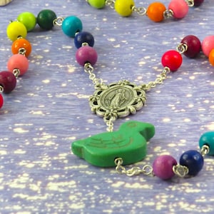 Chapelet arc-en-ciel arche de Noé - perles de bois de fromage multicolores cirées à la main - perles d&#39;animaux en pierre - centre Marie miraculeuse-violet crucifix Saint-Benoît