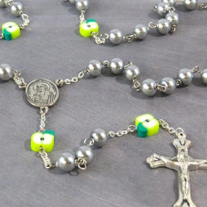 Rosario para maestros - Cuentas de perla de vidrio plateado - Cuentas de manzana de arcilla polimérica - Centro San Juan Bautista De La Salle - Crucifijo Fiat con flor de lis italiano
